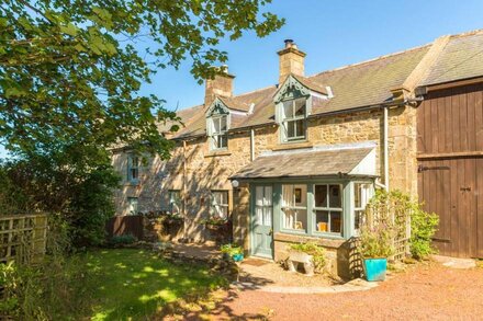 TOWNFOOT COTTAGE, pet friendly, character holiday cottage in Elsdon