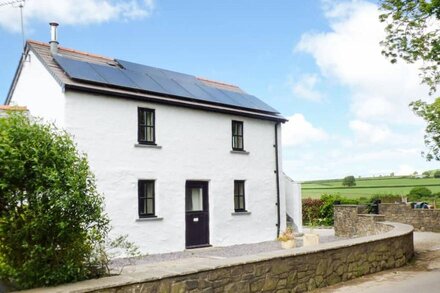 THE OLD GRANARY, pet friendly, character holiday cottage in Spittal