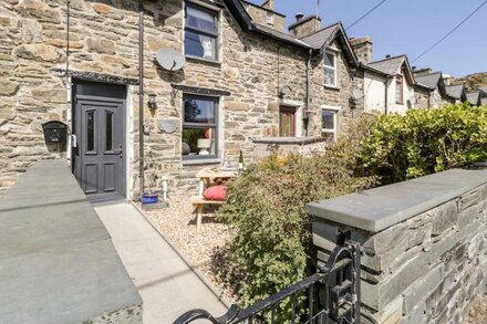 BWTHYN AFON (RIVER COTTAGE), pet friendly in Tanygrisiau