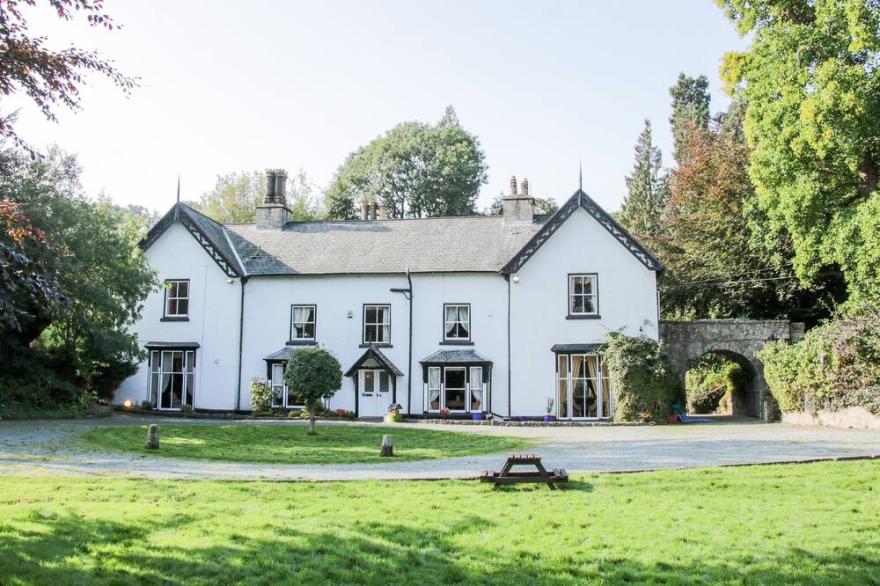 BROOKSIDE MANOR HOUSE, family friendly, with pool in Bronygarth