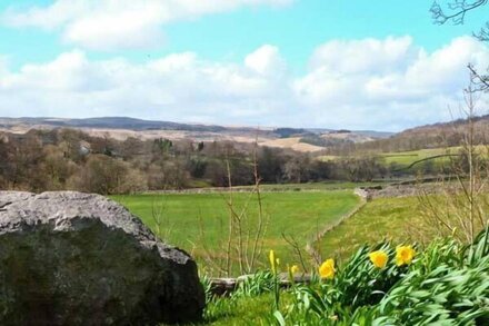 BRIDLE COTTAGE, pet friendly, character holiday cottage in Settle