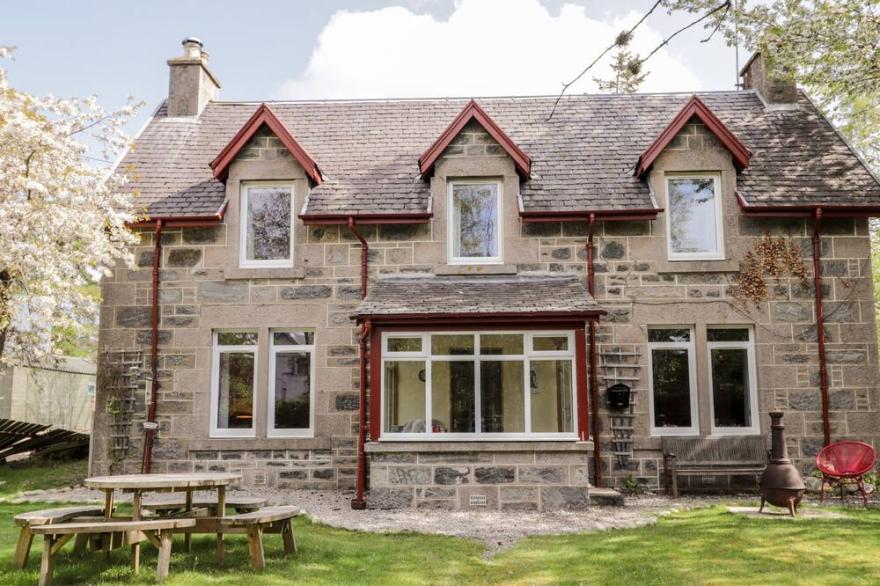 WOODLANDS, Family Friendly, Character Holiday Cottage In Newtonmore