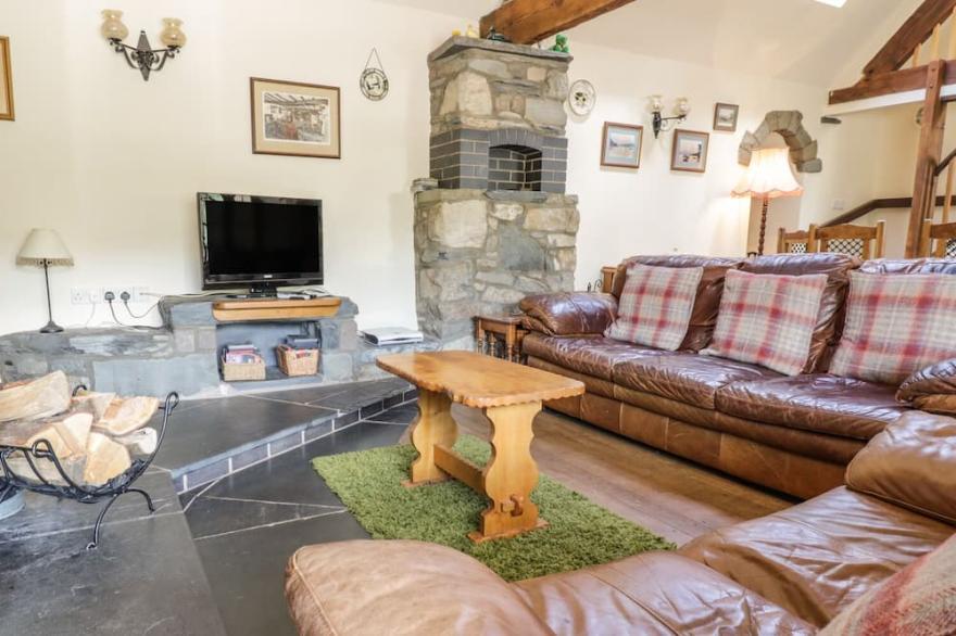 GLENDOWER, Pet Friendly, Character Holiday Cottage In Llangynog