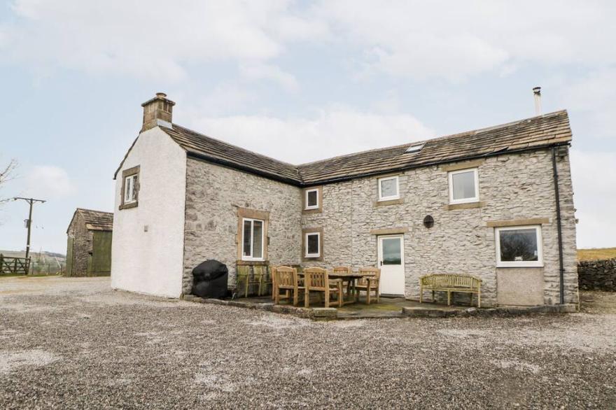 LEES FARM, Pet Friendly, Character Holiday Cottage In Priestcliffe