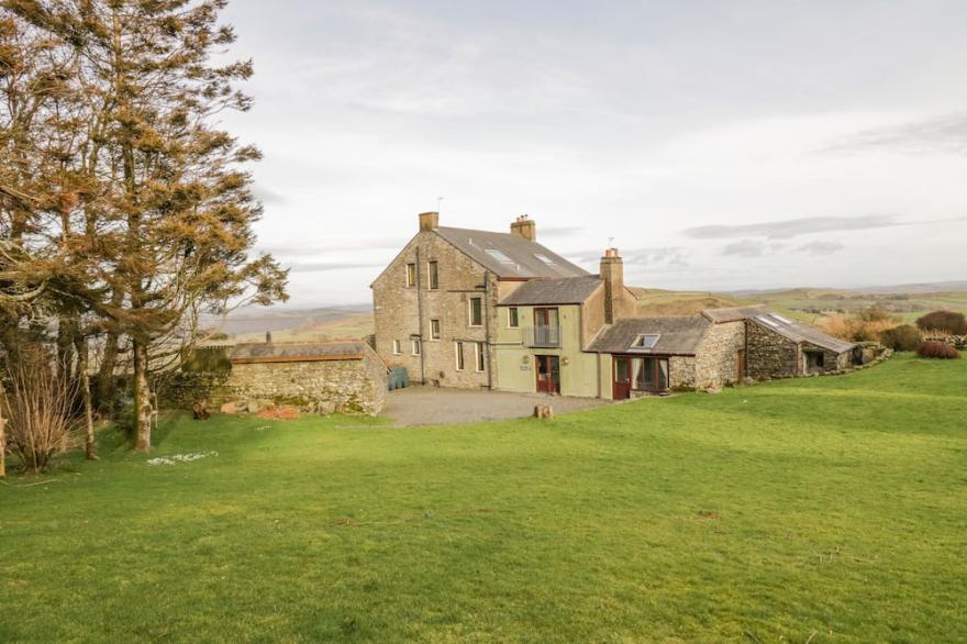 GROFFA CRAG FARMHOUSE, Pet Friendly, With Open Fire In Ulverston