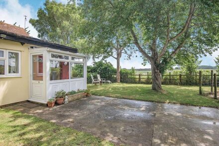 SUNSHINE LODGE, pet friendly, character holiday cottage in Stogursey