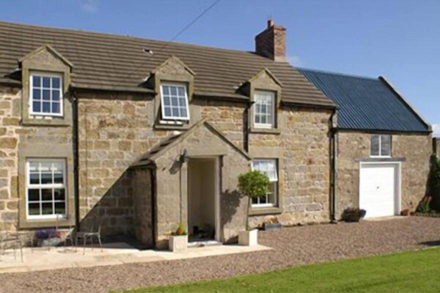 THE OLD FARMHOUSE, Family Friendly, Luxury Holiday Cottage In Lowick