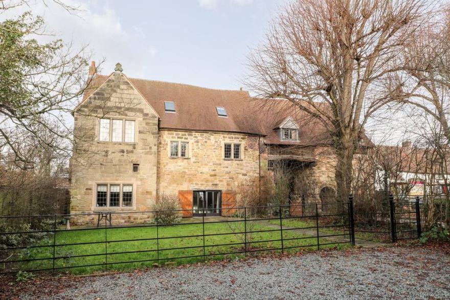 GATEHOUSE CROFT, Pet Friendly, With Open Fire In Polesworth