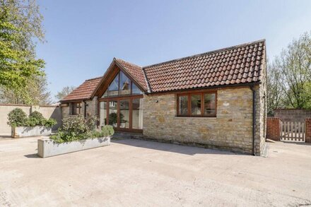 THE STONE BARN, character holiday cottage in Shepton Mallet