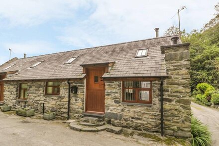 HENDOLL COTTAGE 1, pet friendly, with open fire in Fairbourne