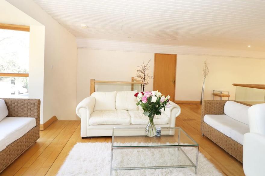 ABBOTS WOOD, pet friendly, luxury holiday cottage in Netley Abbey