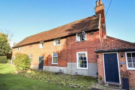 GARDENER'S COTTAGE, pet friendly, with open fire in Hadleigh