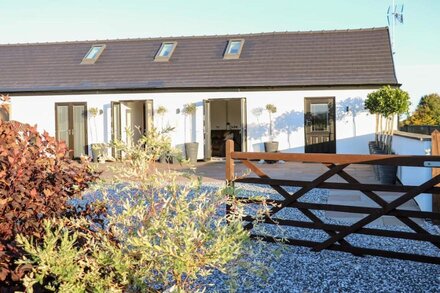 BEAR COTTAGE, romantic, character holiday cottage in Heage