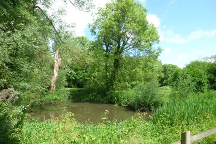 ASH FARM COTTAGE, pet friendly, with a garden in Beccles