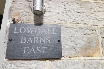 LOWDALE BARNS EAST, pet friendly, with a garden in Sleights