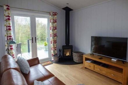 CROOK LODGE, with hot tub in Allithwaite