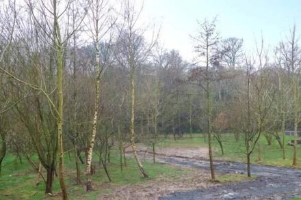 CROOK LODGE, with hot tub in Allithwaite