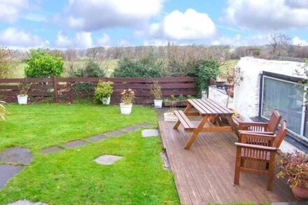 TY NEWYDD BACH, pet friendly, country holiday cottage in Pentir