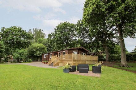 THE LOG CABIN, family friendly, with a garden in Tenbury Wells