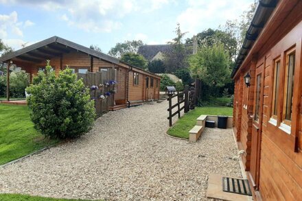 PENNYLANDS HILL VIEW LODGE, pet friendly, with a garden in Broadway