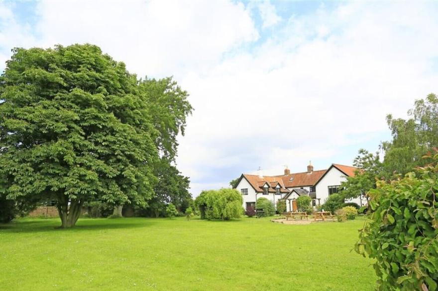 Kings Farm - Five Bedroom House, Sleeps 10