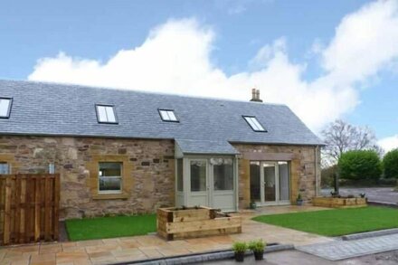 MUIRMAILING COTTAGE, family friendly, with a garden in Stirling