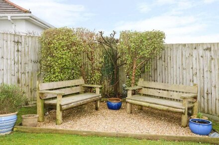 BETHANY BAY VIEW, pet friendly, with a garden in Holywell Bay