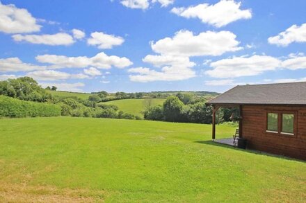 SAM'S CABIN, family friendly, with pool in Looe