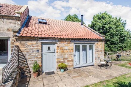 COTTAGE ANTON, pet friendly, character holiday cottage in Ravenscar