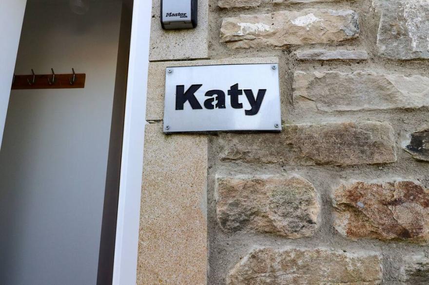 KATY'S COTTAGE, Pet Friendly, Luxury Holiday Cottage In Skipton