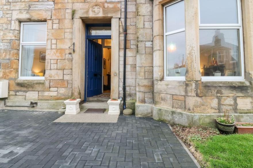 CASTLE CLIFF, Pet Friendly, Character Holiday Cottage In Anstruther
