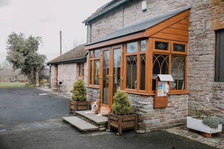 STARGAZER'S LOFT, romantic, character holiday cottage in Hay-On-Wye