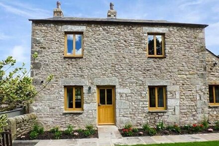 LANE FOOT COTTAGE, pet friendly, with open fire in High Bentham