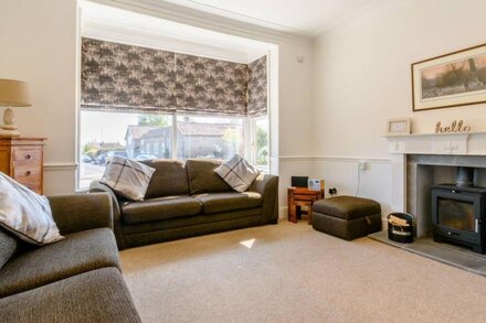 1 ROXBY TERRACE, family friendly, with open fire in Thornton-Le-Dale