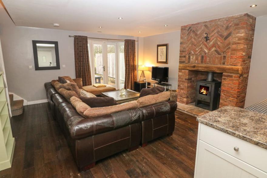 BUNBURY, family friendly, with open fire in Farley Near Alton Towers