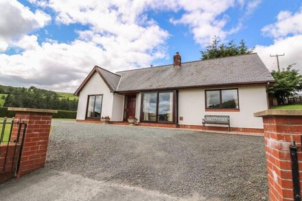 DRAINBYRION FARM HOUSE, family friendly, with open fire in Llanidloes