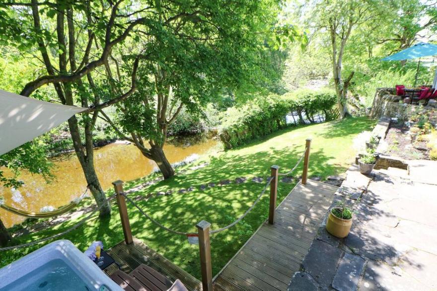 BILBERRY NOOK COTTAGE, Pet Friendly, With Hot Tub In Westgate