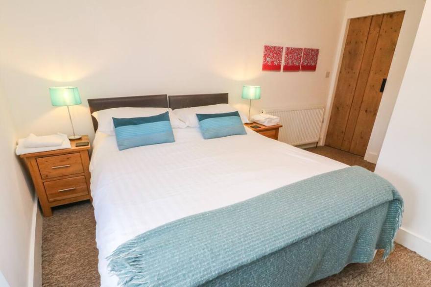 FURNACE COTTAGE, family friendly, with open fire in Newland