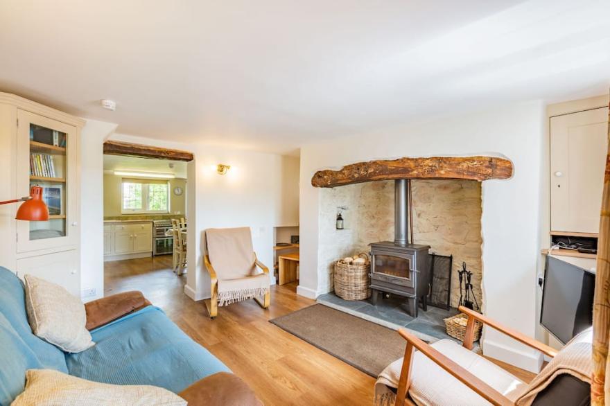 HILLSIDE COTTAGE, Pet Friendly, Character Holiday Cottage In Spaxton