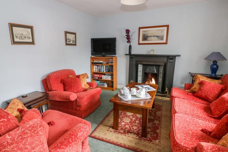 THE LOCK HOUSE, pet friendly, character holiday cottage in Gloucester