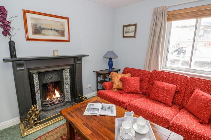 THE LOCK HOUSE, pet friendly, character holiday cottage in Gloucester
