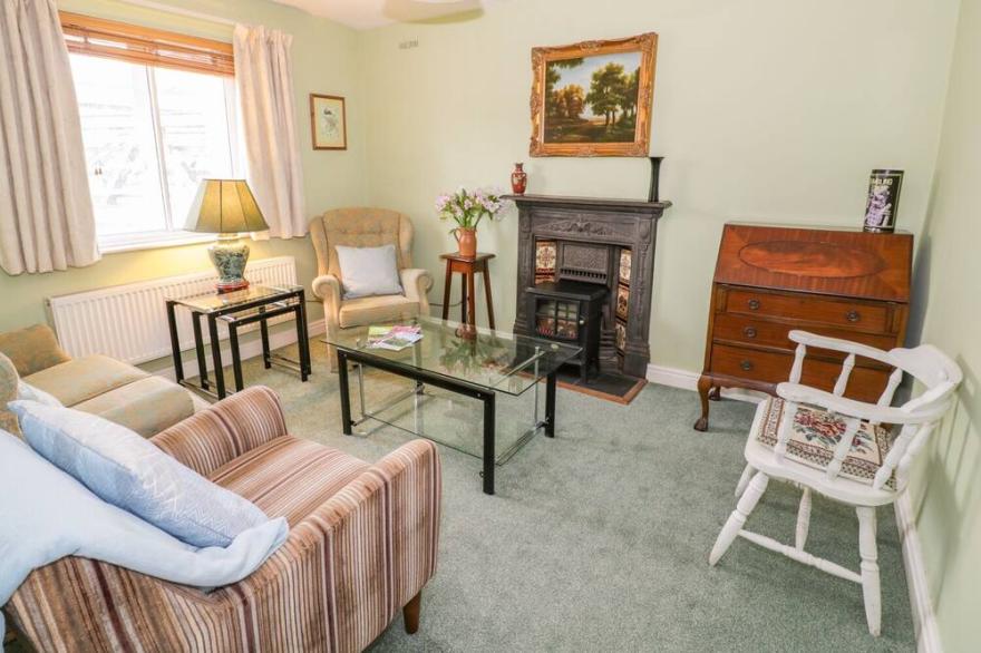 THE LOCK HOUSE, pet friendly, character holiday cottage in Gloucester