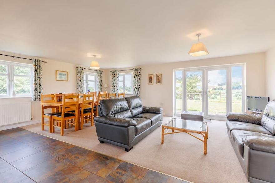 WOOD COTTAGE, pet friendly, with hot tub in Tenbury Wells