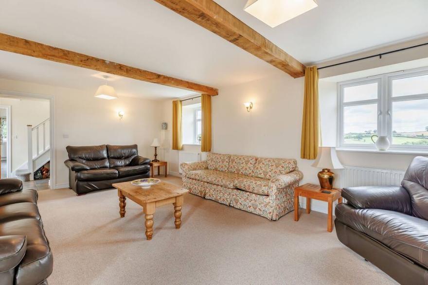 WOOD COTTAGE, pet friendly, with hot tub in Tenbury Wells