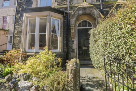 48 OAK STREET, pet friendly, with a garden in Bowness-On-Windermere