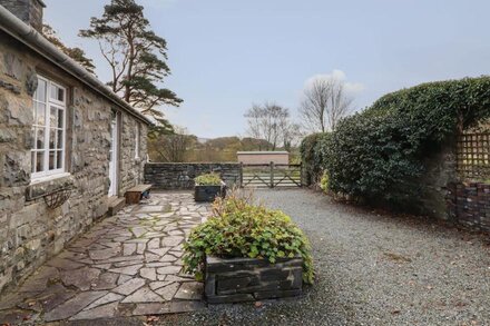 FARCHYNYS COURT COTTAGE, pet friendly, with a garden in Barmouth