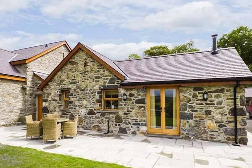 BEUDY, pet friendly, with open fire in Llangwm