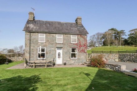 TYDDYN, pet friendly, character holiday cottage in Dyffryn Ardudwy