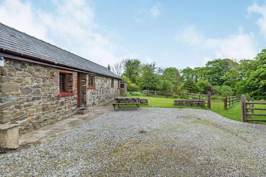 CILWEN FACH, country holiday cottage, with a garden in Cynwyl Elfed