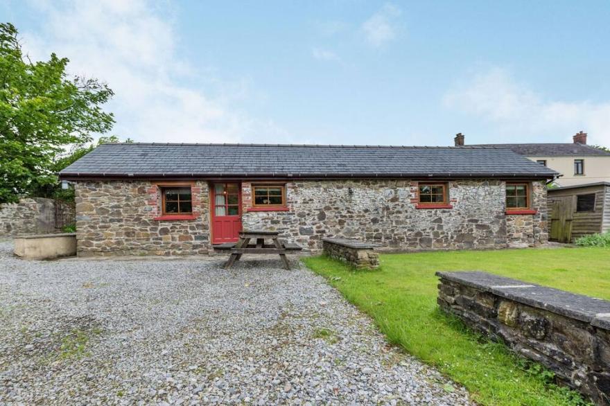 CILWEN FACH, Country Holiday Cottage, With A Garden In Cynwyl Elfed